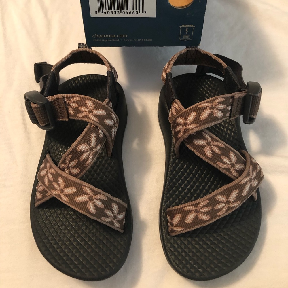 Girls chacos Z/1 petal size 9 (brand new)